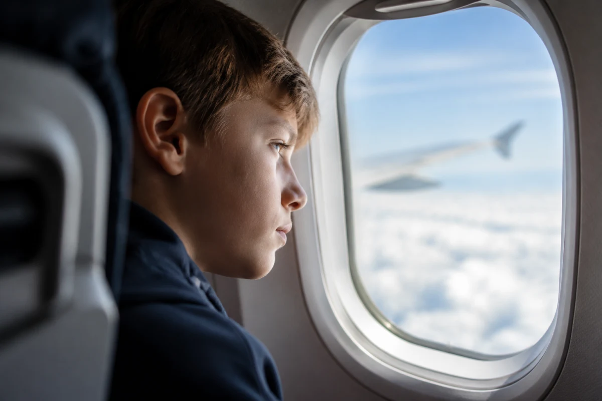Prendre l'avion seul : l'âge minimum par compagnie expliqué aux parents à quel âge peut-on prendre l'avion seul