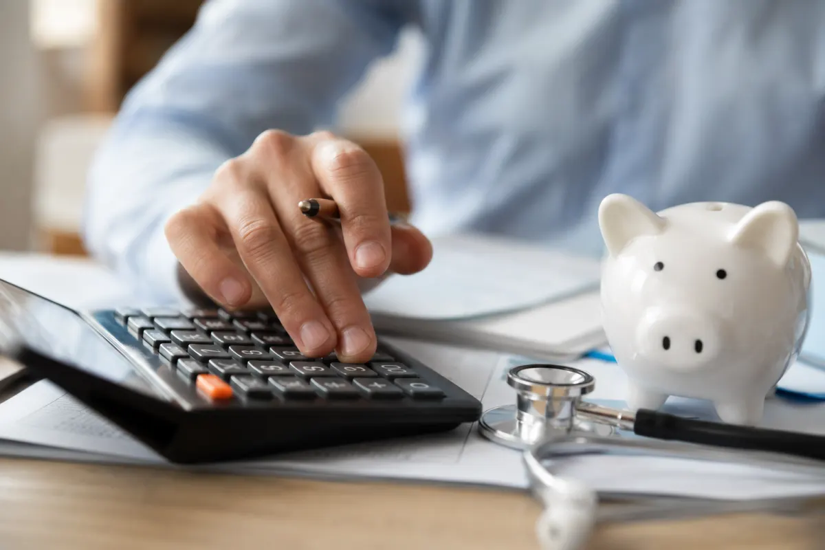 Mutuelle pour famille nombreuse : comment bien choisir sans se ruiner Gros plan sur une carte de mutuelle posée sur un carnet de santé enfant ouvert