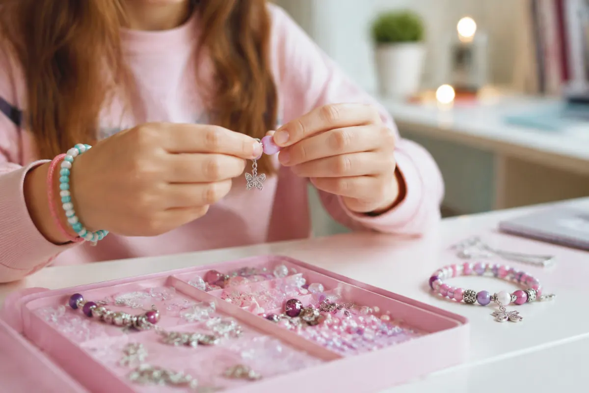 Gros plan sur un kit cr&eacute;atif de bijoux artisanaux pos&eacute; sur une table en bois