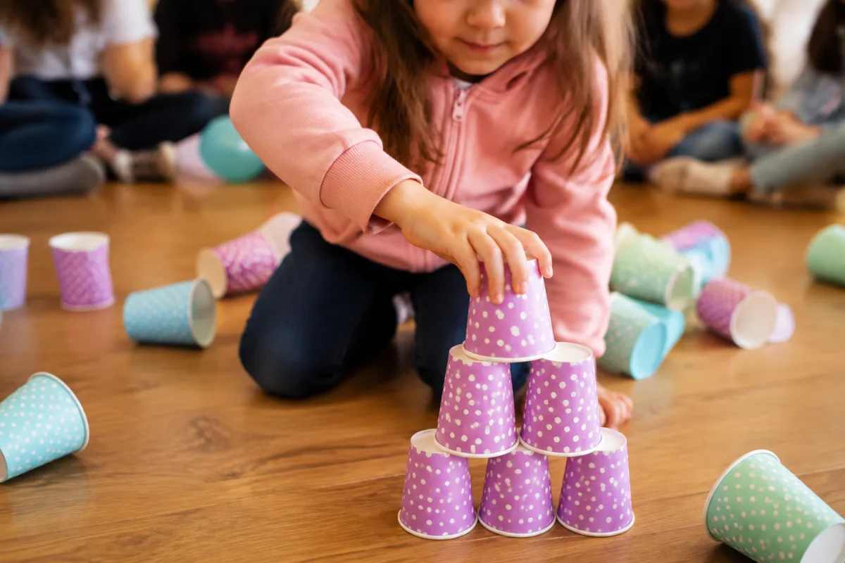 Gros plan sur des chamallows empil&eacute;s en tour lors d'un jeu de d&eacute;fi entre enfants